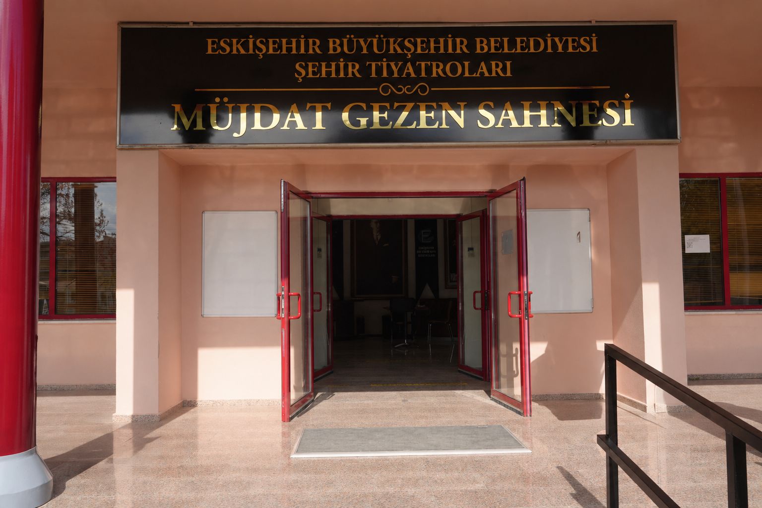 Eskişehir Büyükşehir Belediyesi Müjdat Gezen Sahnesi